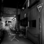 「十字路」GR DIGITAL 4 夜のスナップ モノクロ写真