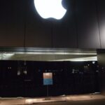 【20日01時30分更新 】新型 iPhone ：apple store 心斎橋 に『5c』がお披露目 入り口は『黒幕』で目隠しされました。