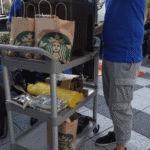 【20日06時30分更新 】新型 iPhone ：apple store 心斎橋 から スターバックス コーヒーの差し入れがありました！