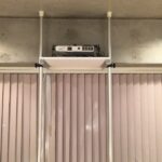 プロジェクター設置用突っ張りポールクイックポール 天井に穴が開けられない！けどプロジェクターを天井近くに設置 ネジなし固定ができる