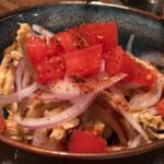 今日の北出食堂 パクチーシーザーサラダと長崎ブリのカルパッチョが美味しかった