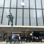 【動画あり】Apple 京都オープン 記念ノベルティ配布 行列は四条河原町交差点から南に曲がるほど伸びた