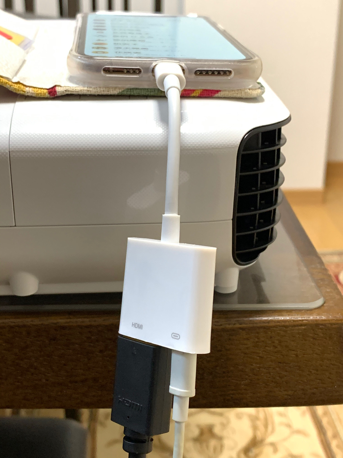 iPad『プロジェクターに映らない 原因 Lightning - Digital AVアダプタの電源にケーブルを接続する - ものくろぼっくす