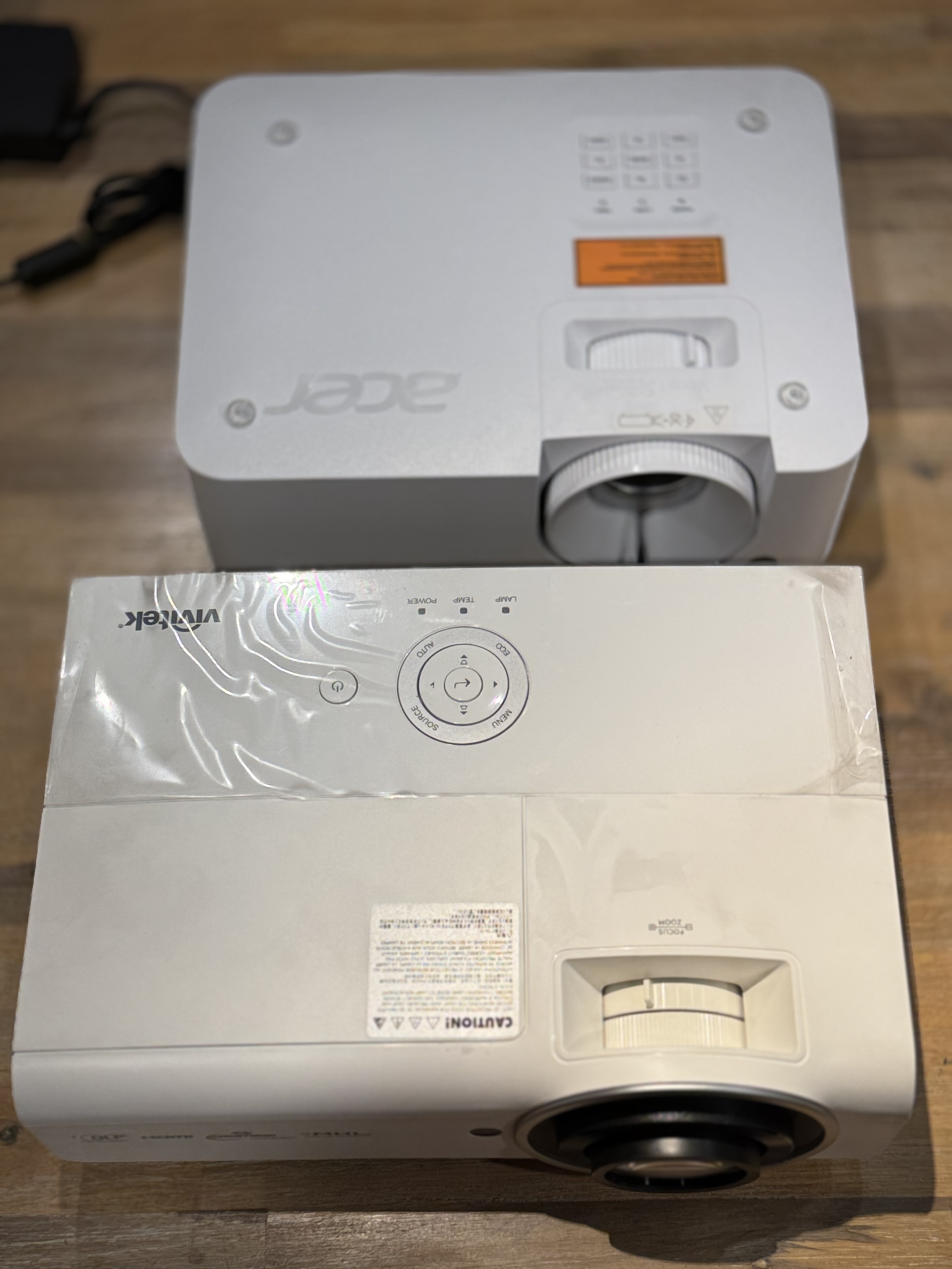 Acer Vero(奥)と Vivitek DW832(手前)を並べたところ