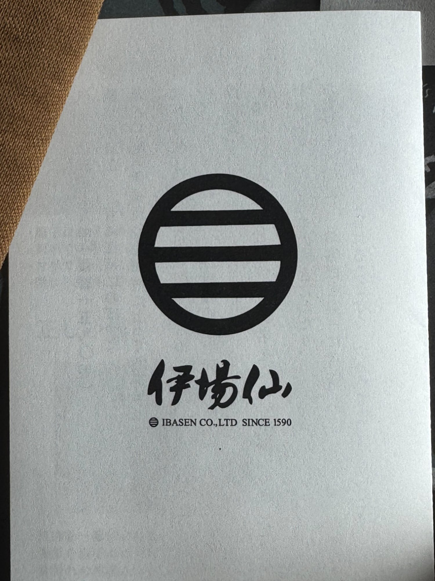 東京・岩船さんの江戸扇子を手に持ったところ