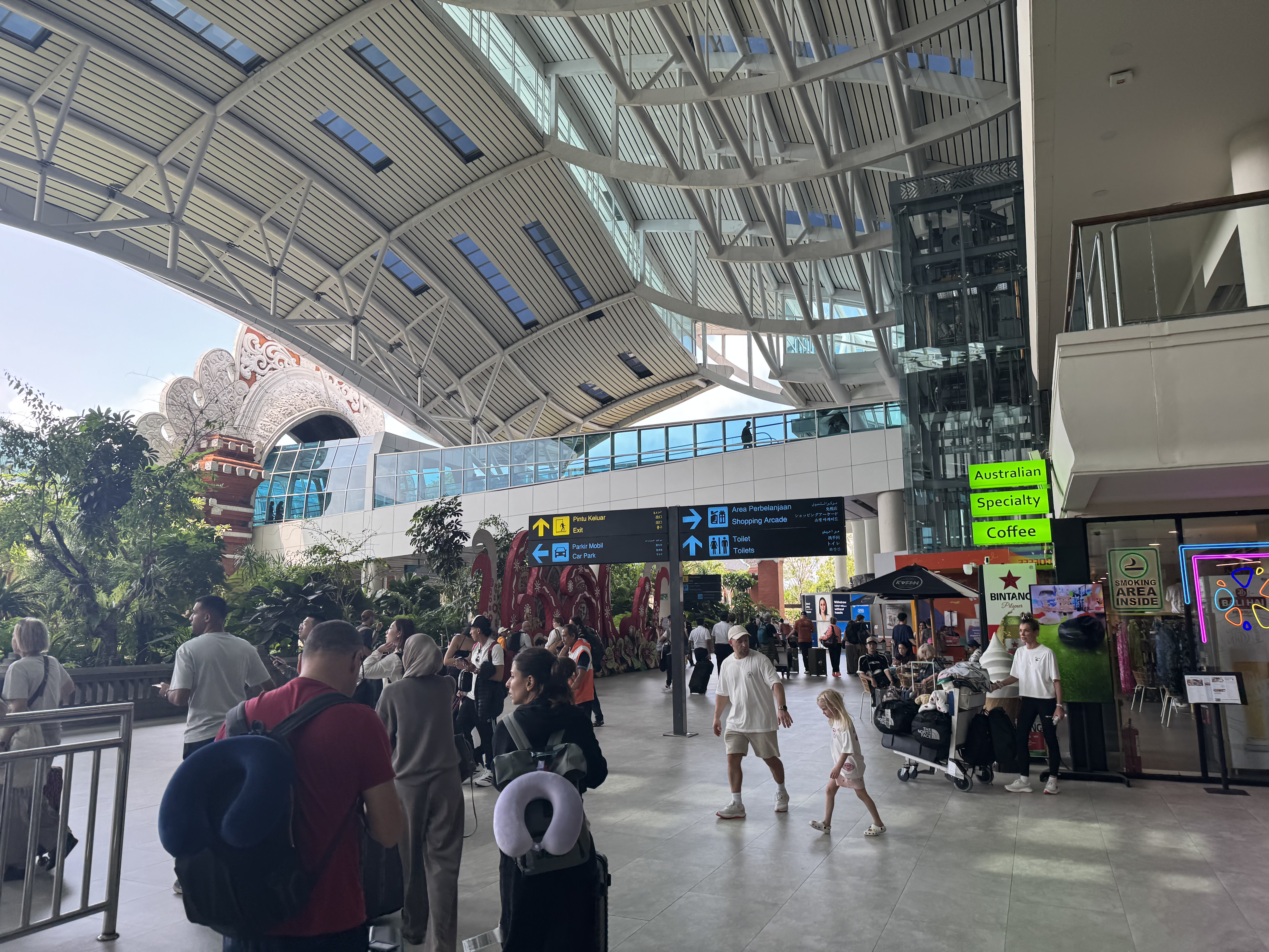 ングラ・ライ空港の到着ロビー