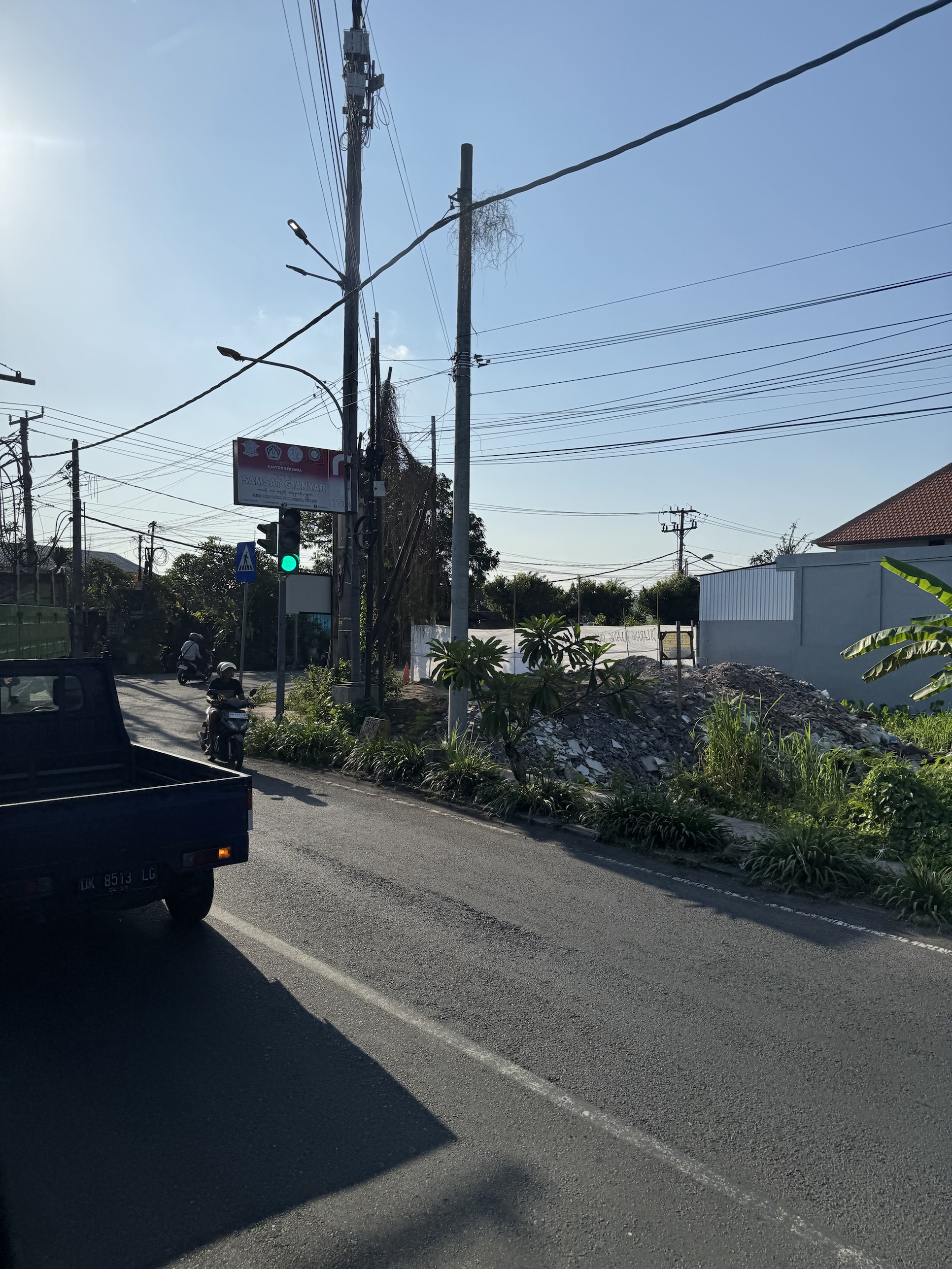バリ島の道路。移動中もahamoでつながる