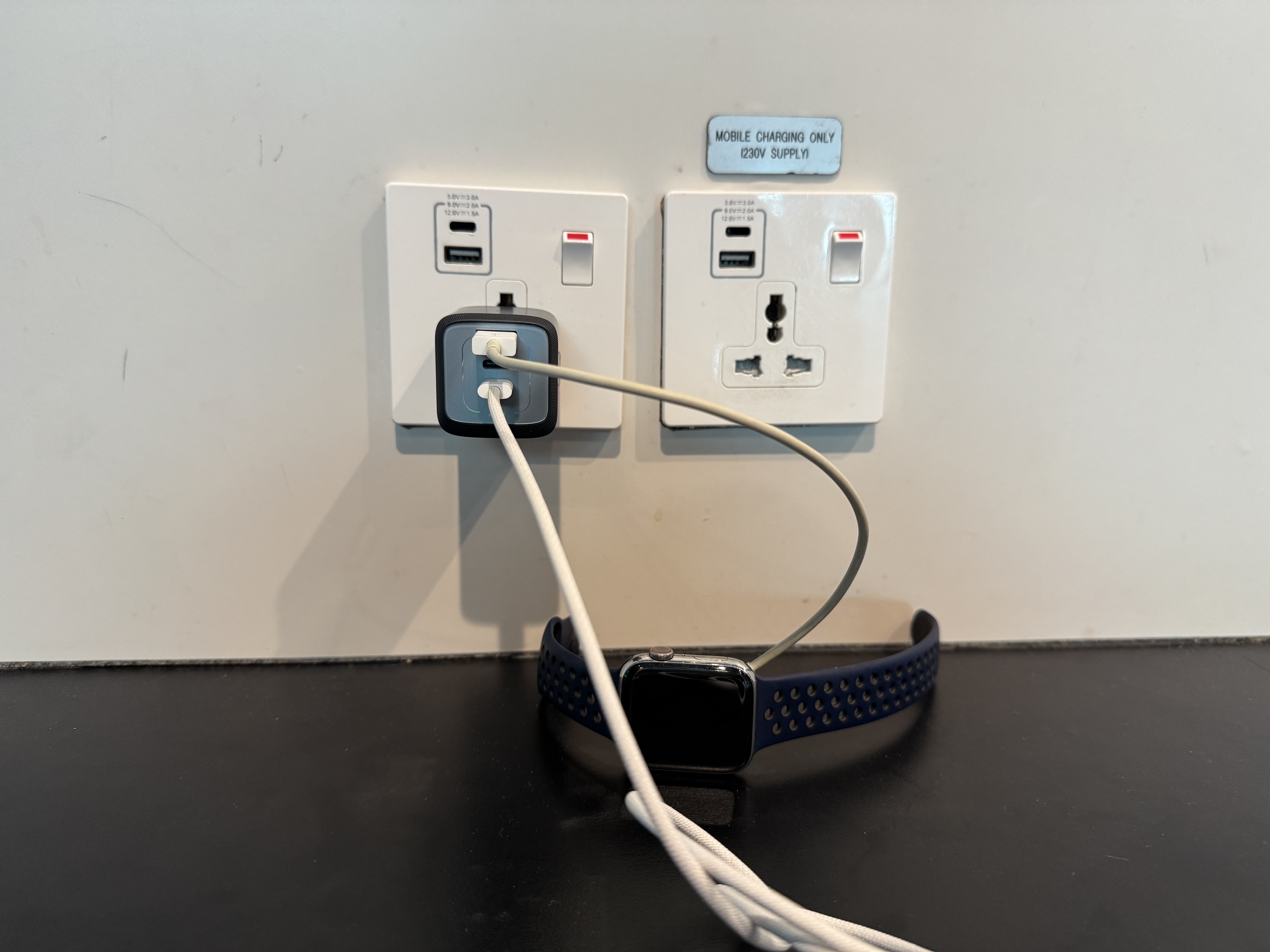 チャンギ空港の充電コンセント。USB-CとUSB-A付き