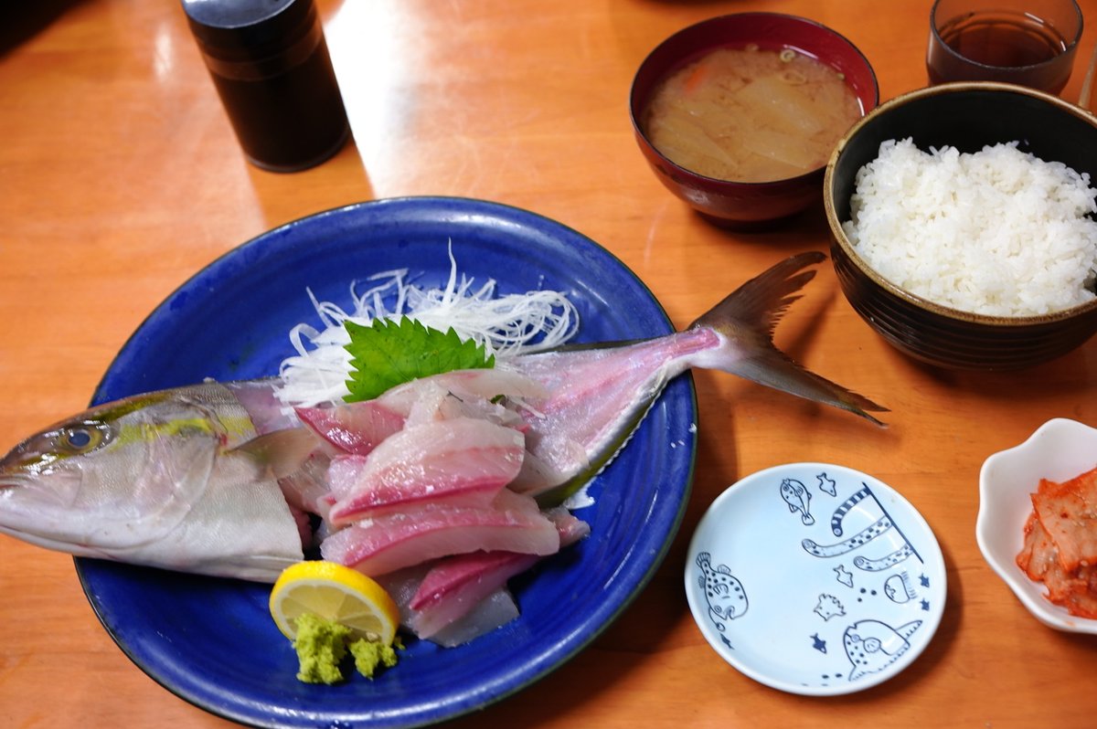 おはよう堂の赤平刺身定食。青いお皿に赤平のお刺身、ご飯、お味噌汁