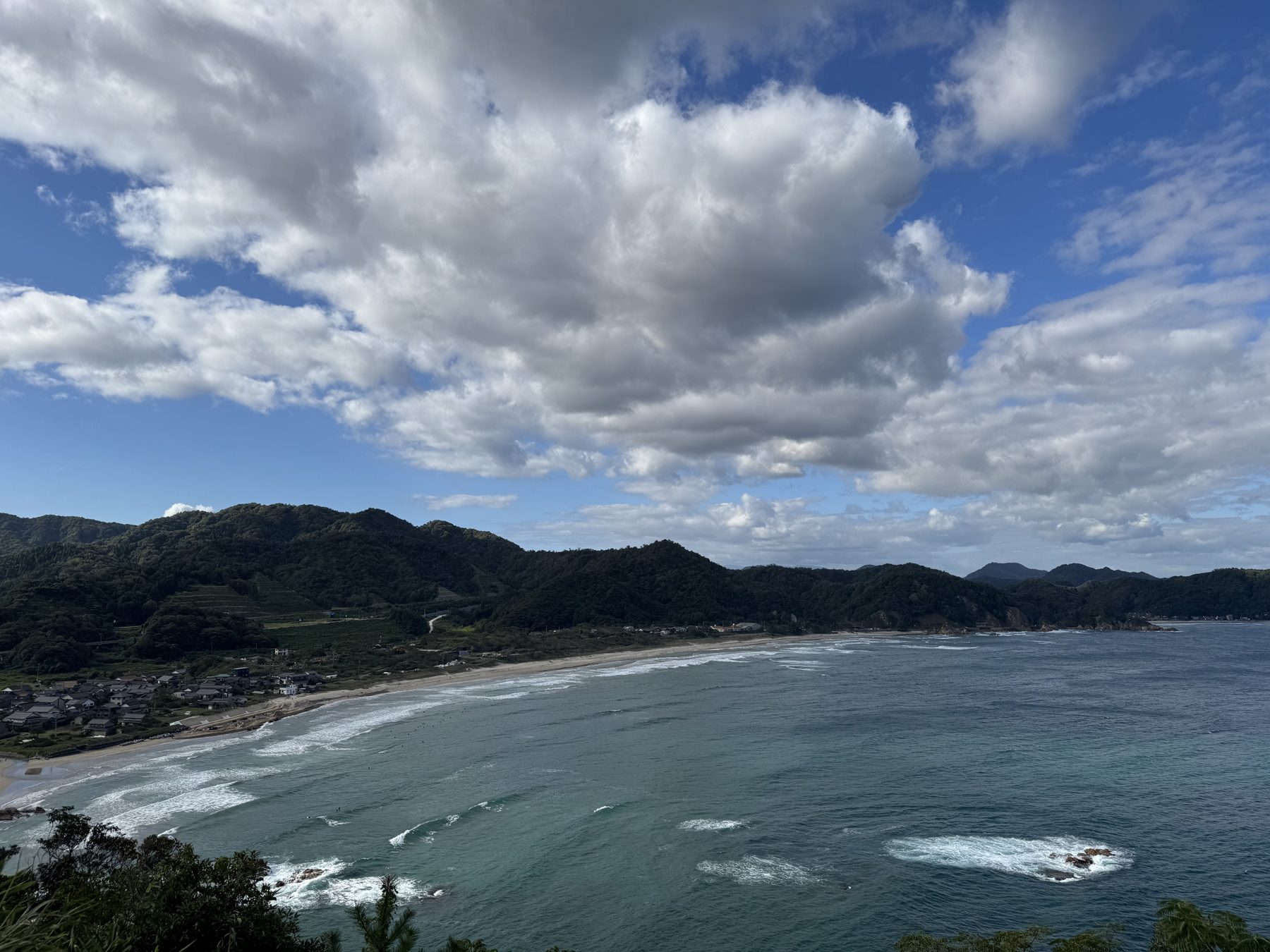 弓なりの浜と、青い海