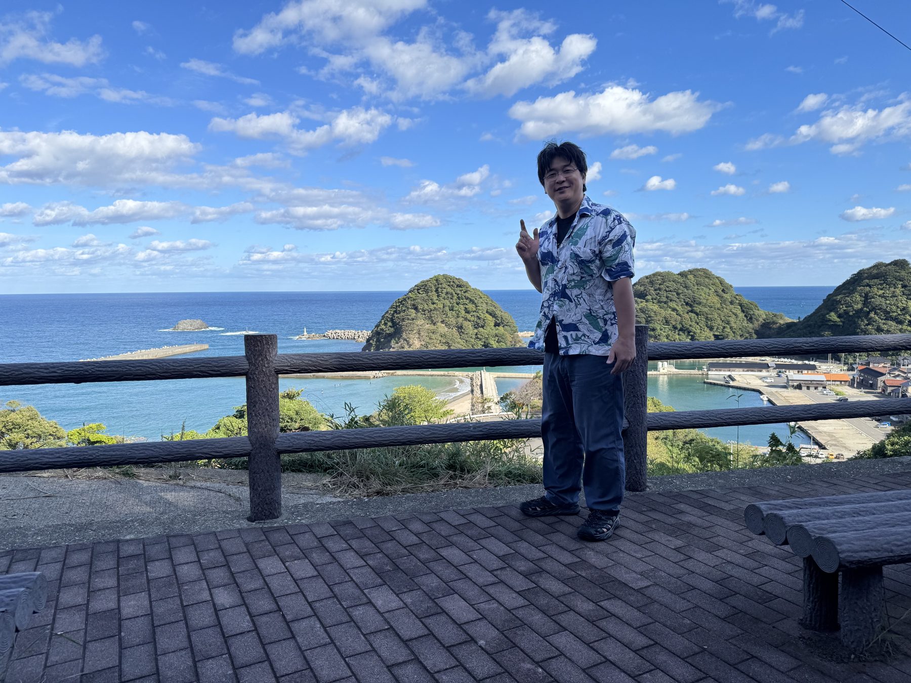 展望所にて。背中には小島が並ぶ海