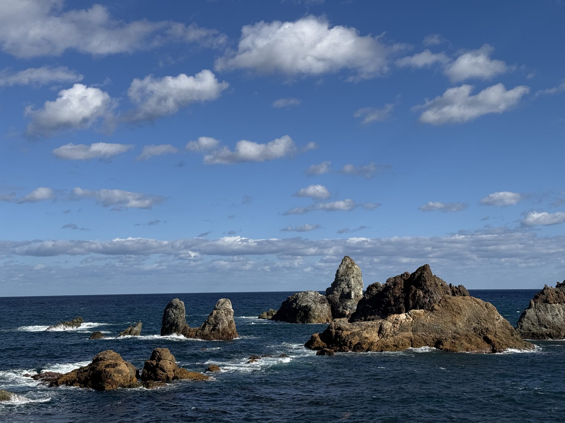 海に突き出た岩