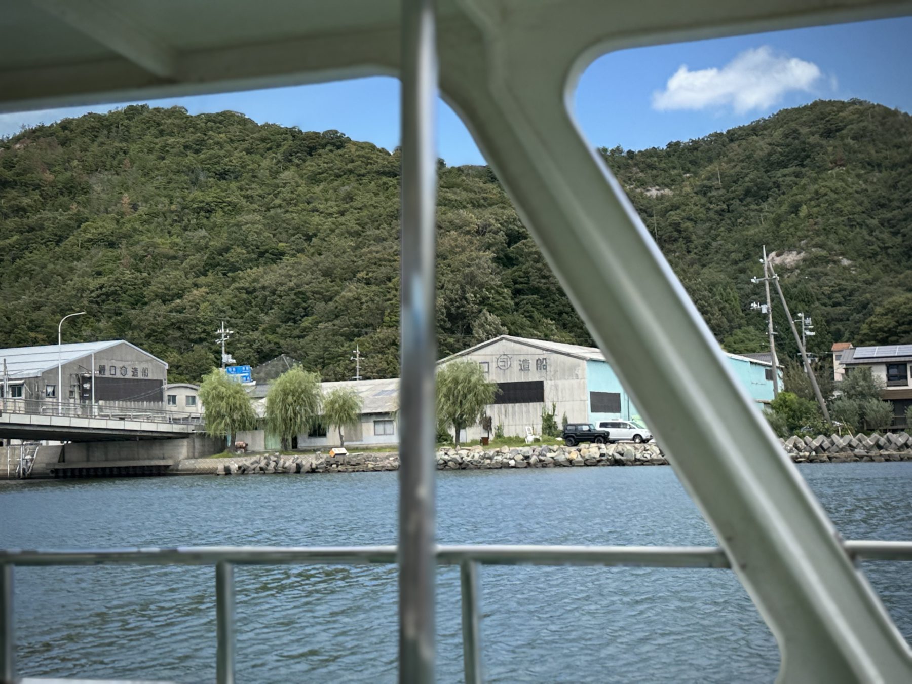 船の窓から見る、浦富の港