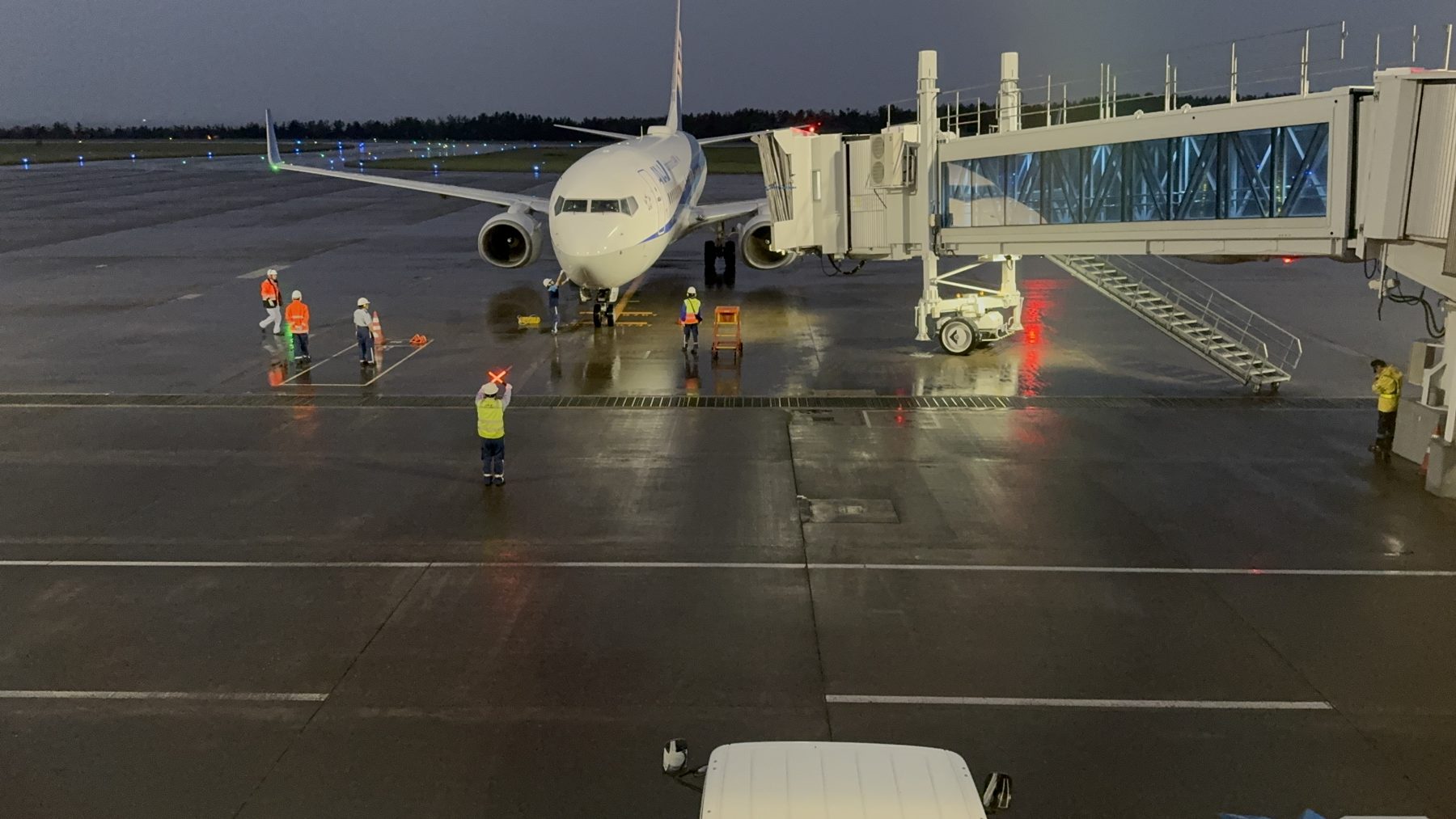 搭乗口から見る飛行機