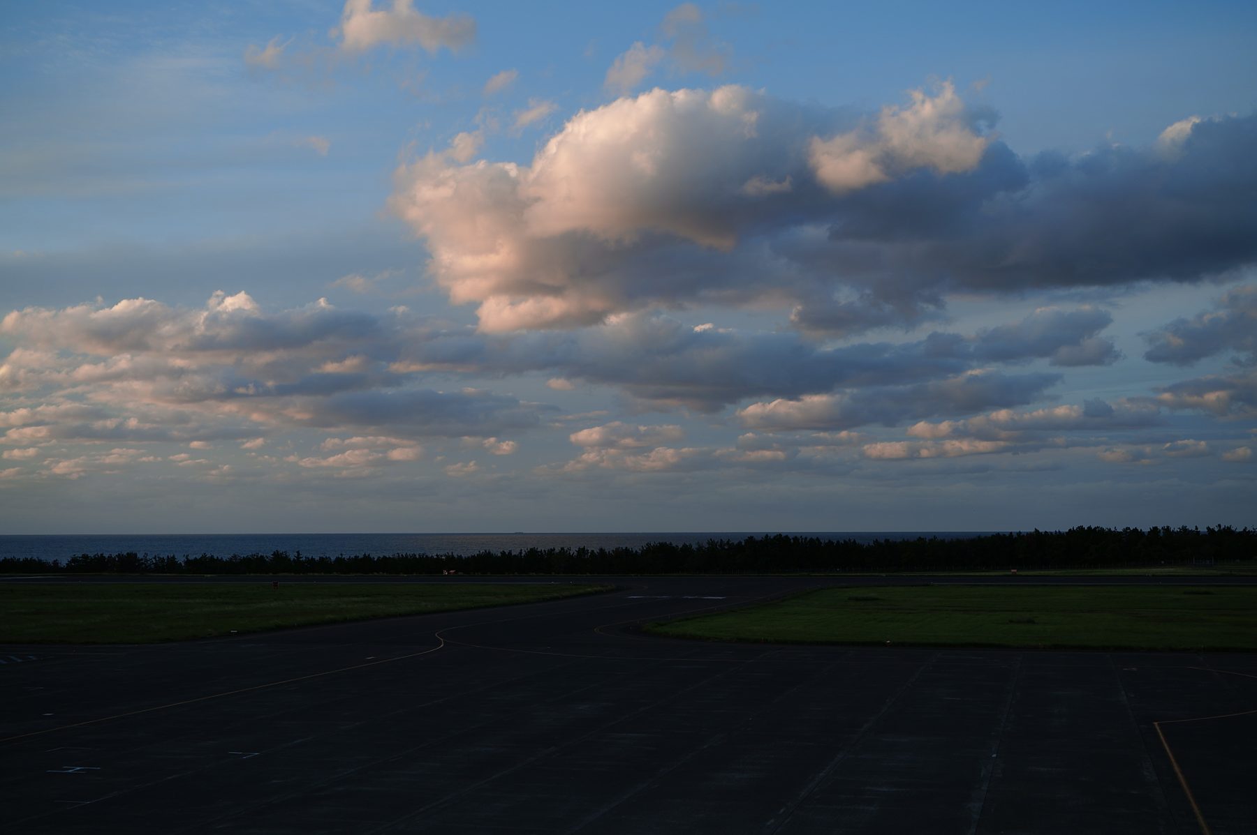滑走路の向こうの、夕方の空